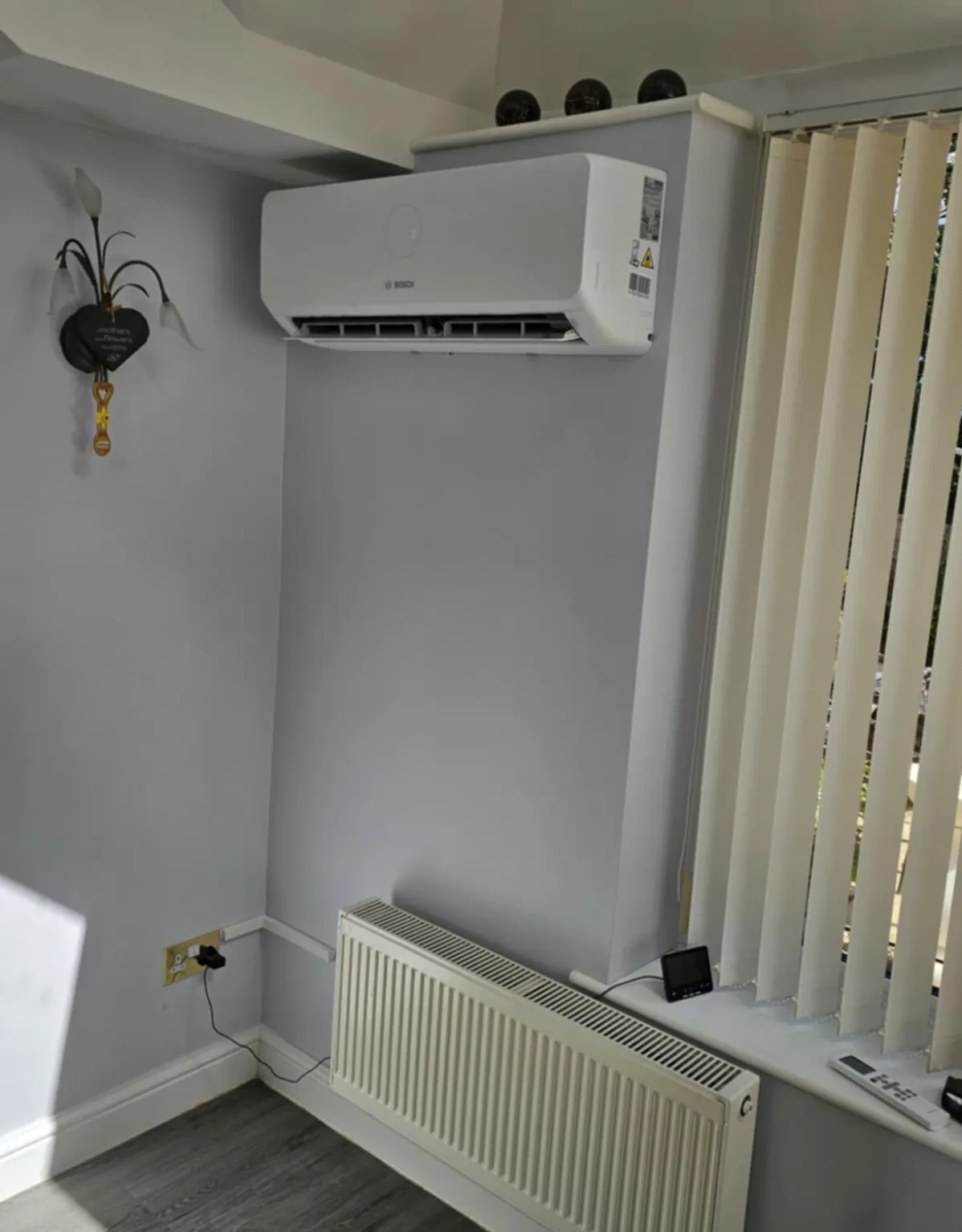 Wall unit above a radiator